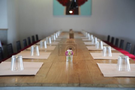 Foto de Conjunto de mesa con mesa de madera - Imagen libre de derechos