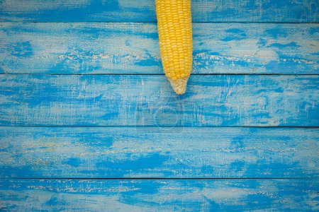 Téléchargez les photos : Maïs mûr sur une table en bois bleu vue du dessus - en image libre de droit