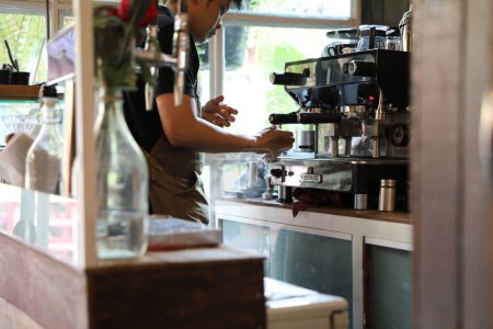 Téléchargez les photos : Barista faisant du café dans un café avec machine à café - en image libre de droit