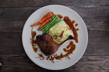 Téléchargez les photos : "confit de canard, steak de canard grillé à la carotte et aux asperges" - en image libre de droit