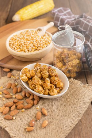 Foto de Nueces de maíz en placas de madera y palomitas de maíz con caramelo y almón - Imagen libre de derechos