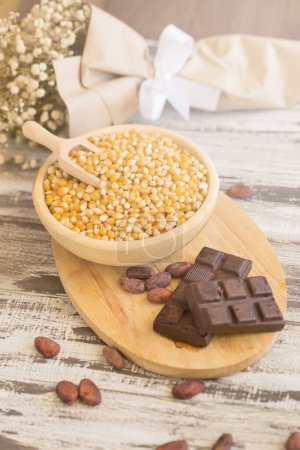 Foto de Núcleos de maíz en placas de madera y palomitas de maíz con caramelo y choco - Imagen libre de derechos