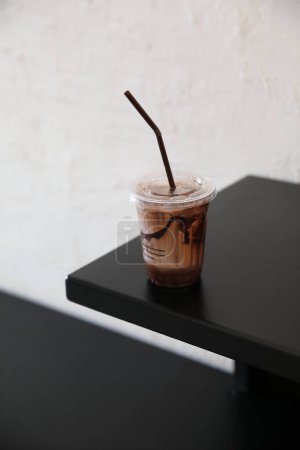 Foto de Chocolate helado en cafetería sobre mesa negra - Imagen libre de derechos