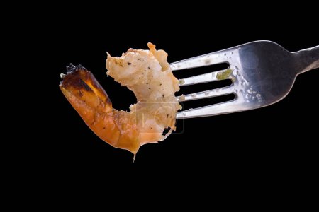 Téléchargez les photos : Brûler les crevettes et la sauce aux fruits de mer sur une table en bois
. - en image libre de droit