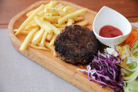 Téléchargez les photos : "Escalope de boeuf pour steak avec feux et légumes sur fond de bois
" - en image libre de droit
