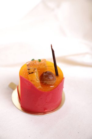 Téléchargez les photos : "Gâteau fantaisie à la mangue au chocolat aux fraises isolé en bac blanc
" - en image libre de droit