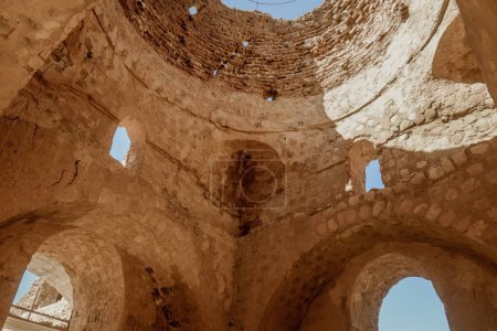 Téléchargez les photos : Ruine et ancienne à l'intérieur du dôme du palais du Sarvestan - en image libre de droit
