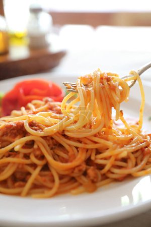 Foto de "Espaguetis boloñeses, Espaguetis con salsa de tomate con queso
" - Imagen libre de derechos