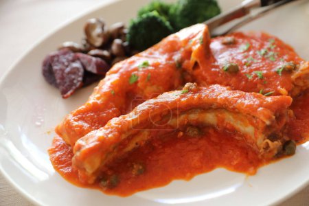 Téléchargez les photos : "Côtelette de porc avec sauce tomate et champignon, cuisine italienne
" - en image libre de droit