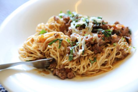 Téléchargez les photos : "spaghetti bolognais au boeuf haché et sauce tomate garni
 " - en image libre de droit