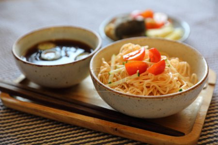Téléchargez les photos : "Nouilles froides style alimentaire japonais
" - en image libre de droit