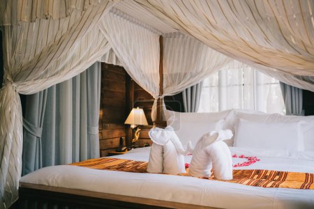 Téléchargez les photos : Chambre à coucher dans le style traditionnel thaï - en image libre de droit