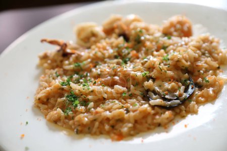 Téléchargez les photos : Risotto aux fruits de mer, riz italien traditionnel sur table - en image libre de droit