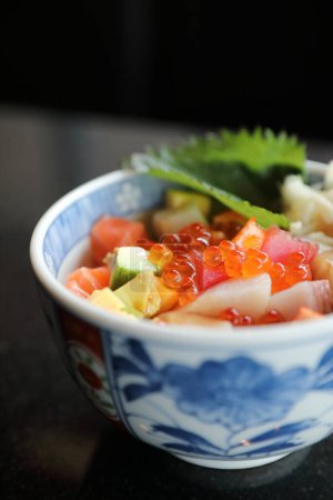 Foto de "Mezclar el sushi donburi en un bol. Sabroso concepto japonés de mariscos - Imagen libre de derechos