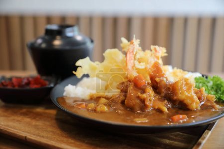 Téléchargez les photos : Riz au curry japonais aux crevettes frites tempura Nourriture japonaise - en image libre de droit