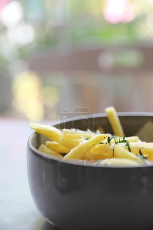 Téléchargez les photos : Frites, pommes de terre frites dans un bol apéritif - en image libre de droit
