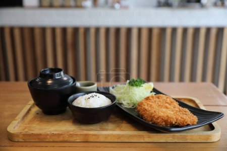 Téléchargez les photos : Côtelette de porc frite japonaise avec riz - en image libre de droit