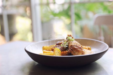 Téléchargez les photos : Poulet rôti braisé aux pommes de terre - en image libre de droit