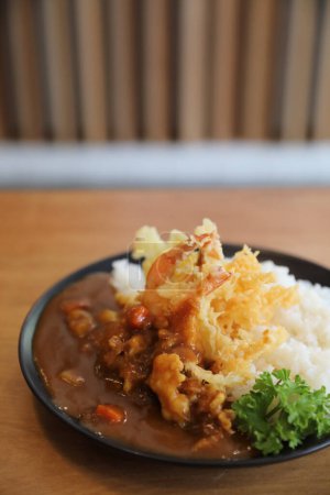 Téléchargez les photos : Riz au curry japonais aux crevettes frites tempura Nourriture japonaise - en image libre de droit