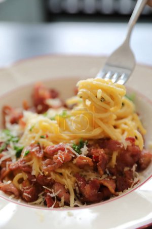 Foto de "Salsa blanca de espagueti (Spaghetti Carbonara) con tocino y garli" - Imagen libre de derechos