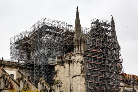 Foto de París, Francia - 26 de noviembre de 2019: Notre Dame de Paris, Reconstrucción después del incendio. - Imagen libre de derechos