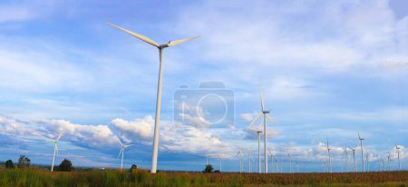 Téléchargez les photos : Parc d'éoliennes contre ciel bleu - en image libre de droit