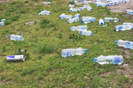 Téléchargez les photos : BELGRADE, SERBIE, 22 avril 2017 - Conséquences du marathon : Bouteilles en plastique sur herbe - en image libre de droit