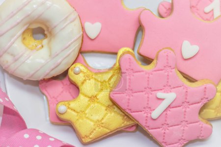 Foto de "Primer cumpleaños galletas de glaseado real - rosa y forma de corona de oro" - Imagen libre de derechos