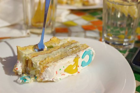 Téléchargez les photos : "morceau de gâteau sur plaque blanche" - en image libre de droit