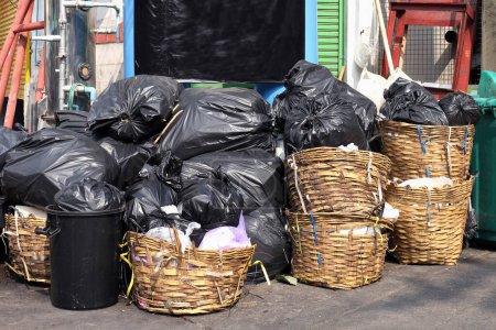 Téléchargez les photos : Ordures est tas beaucoup décharge, de nombreux sacs poubelles en plastique déchets noirs au village de la communauté passerelle, la pollution par les déchets de déchets en plastique ordures, sacs poubelle de déchets en plastique, tas déchets d'ordures, beaucoup ordures - en image libre de droit