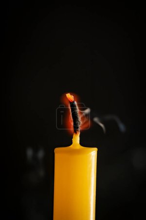 Foto de Primer plano de la vela amarilla que se apagan y el humo - Imagen libre de derechos
