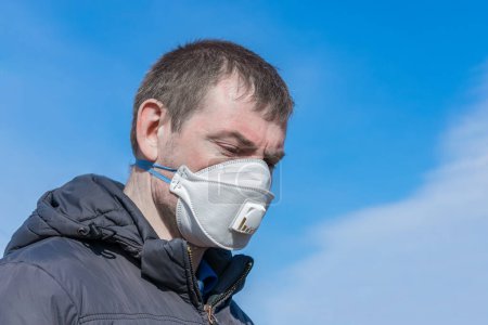 Foto de "Una persona pálida y enferma infectada con una infección o virus en una máscara médica con una cara triste. pandemia de Coronavirus" - Imagen libre de derechos