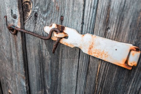 Foto de Viejo y oxidado gancho bloquea la vieja secado puerta del granero de madera - Imagen libre de derechos
