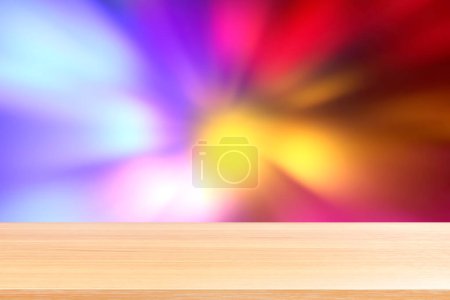 Foto de "tablón de madera en la iluminación rosa rojo azul multicolor fondo bokeh, pisos de mesa de madera vacíos en coloridas luces abstractas de noche de lujo bokeh, tablero de mesa de madera luz de noche delantera vacía fiesta divertida colorida" - Imagen libre de derechos