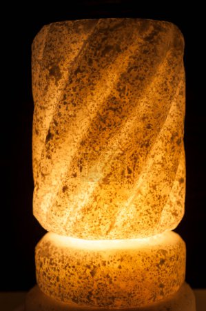 Téléchargez les photos : "Lampe de sel gemme ornée sur fond noir
" - en image libre de droit