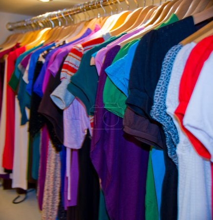 Téléchargez les photos : Vêtements pour femmes suspendus sur un rail - en image libre de droit