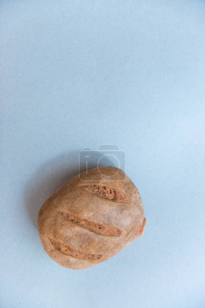 Téléchargez les photos : "pain fraîchement cuit isolé sur fond bleu, vue de dessus" - en image libre de droit