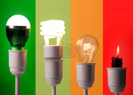 Foto de Varias iluminaciones por ahorro de energía y por colores - Imagen libre de derechos