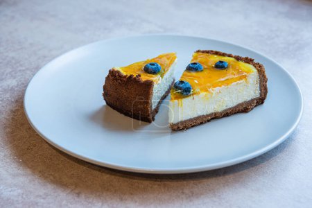 Téléchargez les photos : "Assiette grise avec deux tartes de gâteau maison avec baies décorer sur le dessus" - en image libre de droit