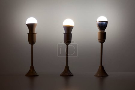 Photo pour Evolution de l'éclairage, vue rapprochée des ampoules - image libre de droit