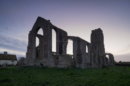 Téléchargez les photos : Eglise de Covehithe au coucher du soleil, Suffolk - en image libre de droit