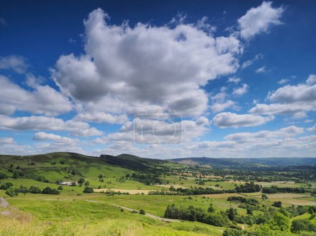 Foto de Vista sobre Hope Valley y Lose Hill con nubes blancas ondulantes, Peak District - Imagen libre de derechos
