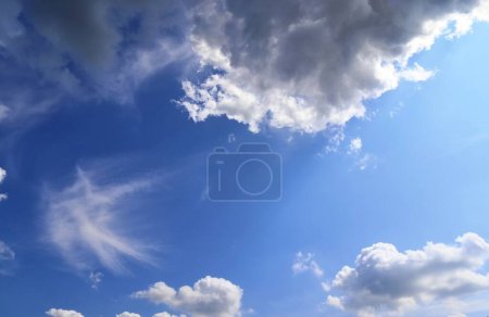 Téléchargez les photos : Beaux nuages dans le ciel, fond nuageux - en image libre de droit