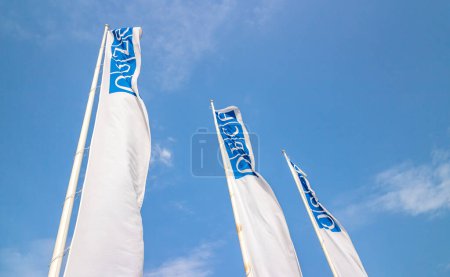 Téléchargez les photos : "Drapeaux de l'OSCE sur poteau" - en image libre de droit