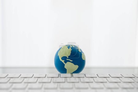Foto de Global Business and Technology Concept. Primer plano de la mini bola del mundo - Imagen libre de derechos