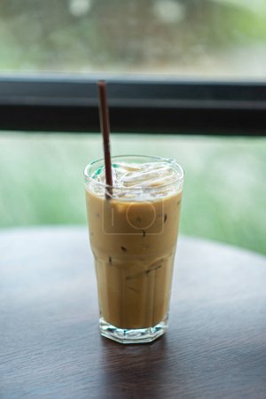 Téléchargez les photos : "Iced coffee resting on the table background blurred" - en image libre de droit