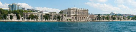Téléchargez les photos : Grand palais sur une rivière - en image libre de droit