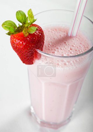 Téléchargez les photos : Smoothie fraise fraîche vue rapprochée - en image libre de droit