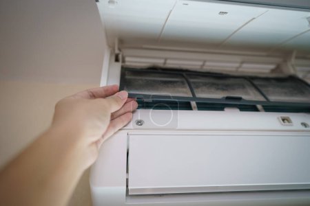 Téléchargez les photos : Filtre de climatiseur sale besoin de nettoyage - en image libre de droit