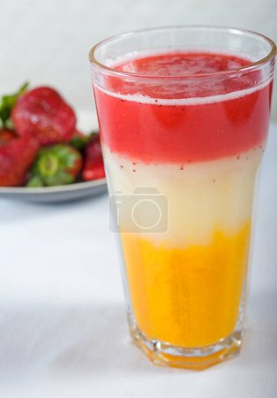 Téléchargez les photos : Un cocktail de fruits frais - en image libre de droit